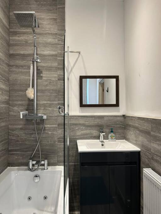 Ensuite Room With Private Bathroom At Walsall Eksteriør billede