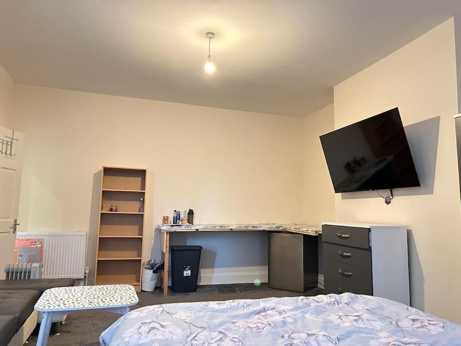 Ensuite Room With Private Bathroom At Walsall Eksteriør billede