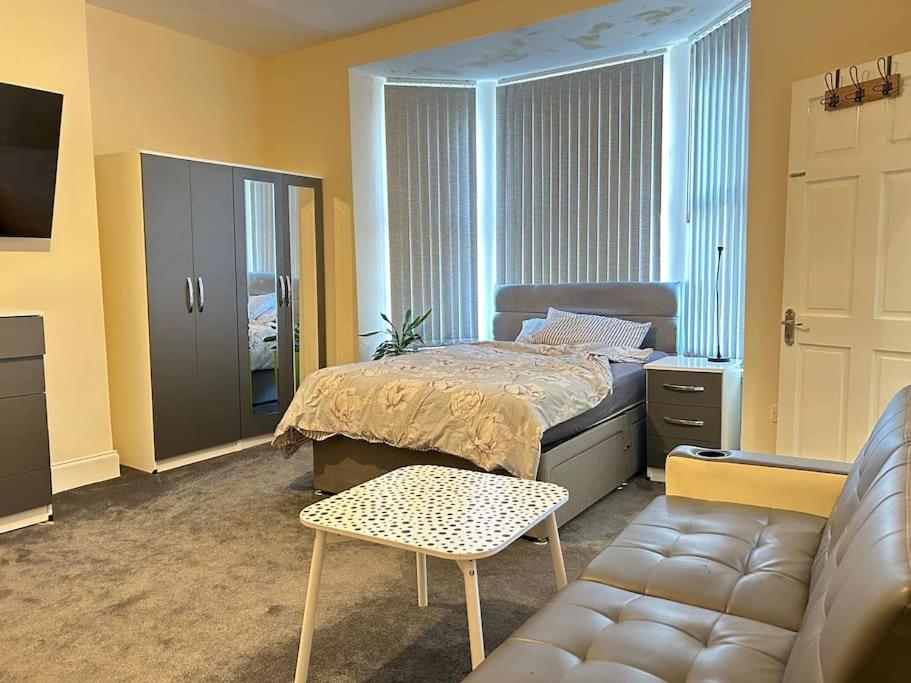 Ensuite Room With Private Bathroom At Walsall Eksteriør billede