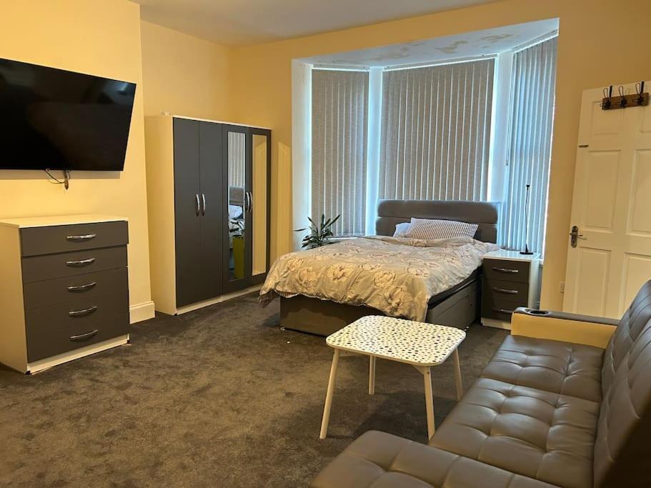 Ensuite Room With Private Bathroom At Walsall Eksteriør billede